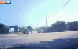 2 thanh niên vượt đèn đỏ gặp nạn, người đi đường trích xuất camera minh oan cho tài xế ô tô tải
