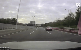 Nóc xe điện Tesla lại 'bay như diều' trên cao tốc Trung Quốc