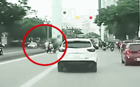 Va chạm trong làn BRT, 2 xe máy "dính" vào nhau lao lên dải phân cách, một người tử vong