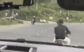 Thanh niên "khiêu chiến" với tài xế ô tô bằng loạt hành động khó hiểu giữa đường