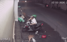 Thanh niên đánh bạn gái dã man, cầm hung khí doạ người can ngăn rồi dùng xe máy húc cửa quán bên đường