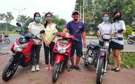 Ông Minh “cô đơn” dùng tiền được ủng hộ mua tặng xe máy cho sinh viên nghèo