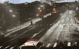 Khoảnh khắc xe cứu thương vượt đèn đỏ đâm trúng ô tô con gây tranh cãi gay gắt