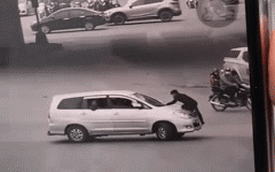 Lái xe taxi nhảy lên nắp capo, nữ tài xế vẫn cho ô tô chạy băng băng trên phố Hà Nội, nhiều người đuổi theo chặn đầu
