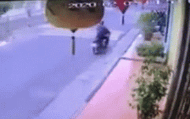 Clip: Đâm trực diện người đàn ông xe máy, ô tô lao vào nhà dân, húc đổ cả mảng tường