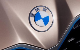 Trước khi gây tranh cãi, logo BMW đã thay đổi thế nào qua năm tháng?