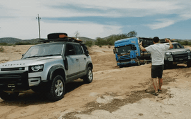 Đang lang thang tìm ý tưởng quảng cáo, Land Rover Defender bất ngờ gặp xe tải 20 tấn mắc kẹt và cứu nguy: Hiệu quả hơn cả những ý tưởng bạc tỷ