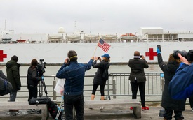 Góc bó tay: Người dân New York đổ xô ra đường xem tàu bệnh viện đến hỗ trợ chống COVID-19