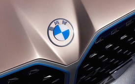 Logo trên xe BMW đổi sang dạng kỹ thuật số gây tranh cãi, hãng khẳng định như vậy mới 'cởi mở và rõ ràng'