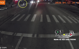 Clip: Vượt đèn đỏ, thanh niên chạy xe máy tổng thẳng vào 2 người đi đường