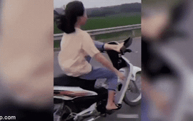 Nữ sinh dùng chân điều khiển xe máy rồi quay clip, 2 ngày sau bị công an triệu tập