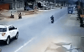 Clip: Thanh niên chạy xe máy bị ô tô đâm lộn 2 vòng trước khi tiếp đất vì lao ra đường không quan sát