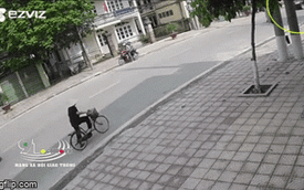 Clip: Khoảnh khắc ô tô mất lái, húc văng 2 người đi xe máy dừng đỗ bên đường