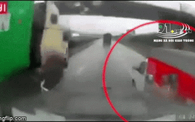 Clip: Xe tải cố vượt, len vào giữa 2 xe container và cú đâm "muối mặt" suýt lao xuống mương
