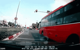 Clip: Xe khách vượt đèn đỏ, hành động tiếp theo khiến những người chứng kiến phẫn nộ