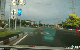 Clip: Pha bẻ lái không tưởng của tài xế xe tải cứu 2 thanh niên chạy xe máy vượt đèn đỏ