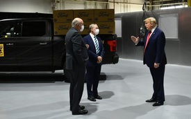 Cầm khẩu trang nhưng ít khi đeo, Tổng thống Trump gây tranh cãi khi đi thăm nhà máy Ford