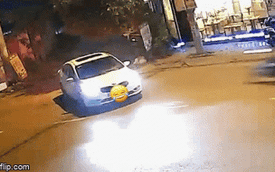 Thanh niên chạy xe máy húc thẳng vào thân ô tô: Đoạn clip được dân mạng "ngóng" cả ngày
