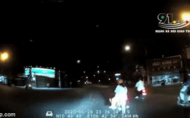 Clip: Người phụ nữ bị ô tô húc bay vì vượt đèn đỏ khi chạy qua ngã tư