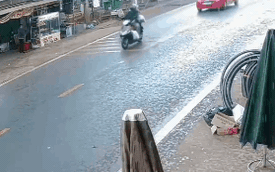 CLIP: Nữ tài xế đâm văng cặp đôi đi xe máy xin sang đường, nghi nhầm chân ga