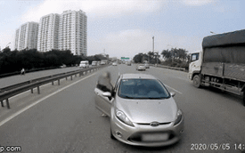 Clip: Ô tô chạy ngược chiều trên cao tốc, người phụ nữ xuống xin nhường đường với lý do khó chấp nhận
