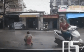 Thấy bé trai "cuồng chân" đạp xe sang đường, tài xế có hành xử khiến dân mạng tranh cãi gay gắt