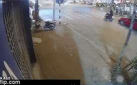 Clip: Khoảnh khắc 2 cô gái đi xe máy va chạm với xe môi trường - vụ tai nạn gây xôn xao trong đêm Chủ Nhật