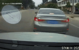 Chạy tốc độ cao đuổi theo xe ô tô chở chồng, người phụ nữ mặc kệ lời cảnh báo của con gái nhỏ để rồi gây ra tai nạn