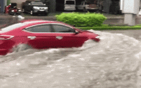 Đường mưa ngập, tài xế vẫn cố cho xe chạy qua và cái kết "ngập trong biển nước"