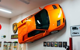 Cách chơi của người có tiền: Treo hẳn siêu xe Lamborghini lên tường để trang trí