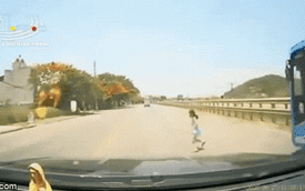Clip: Bé gái bất ngờ lao ra đường và pha đánh lái như phim hành động của tài xế