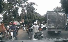 Clip: Nằm bệt xuống đường, tài xế xe tải vẫn bị người đàn ông đá vào mặt sau va chạm giao thông