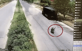 Clip: Chạy xe máy lao thẳng vào ô tô bên đường, trạng thái của người đàn ông gây chú ý đặc biệt