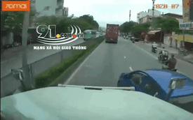 CLIP: "Bon chen" đi sát đầu xe container, nữ tài xế bất ngờ bị húc văng sang bên kia đường