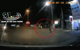 Clip: Chạy xe không quan sát, người phụ nữ đâm trúng người đàn ông đứng bên đường