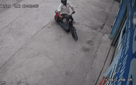 Clip: Người đàn ông chạy xe đạp điện lao thẳng vào hiệu thuốc bên đường, kính vỡ tan tành