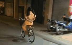 CLIP: Cô gái chắp tay sau lưng đạp xe trên phố đông, cú vào cua khiến tất cả thót tim