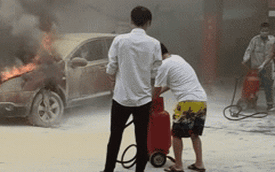 Ô tô bốc cháy dữ dội ngay trước trạm xăng ở Hà Nội, nguyên nhân khiến tất cả tò mò