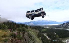 Cách ăn mừng Quốc khánh dị của người Mỹ: Lao xe xuống vực