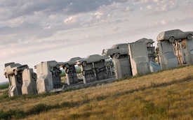 Bãi xe Carhenge: Bản sao Stonehenge khổng lồ với những chiếc ô tô cắm đầu xuống đất giữa hư không