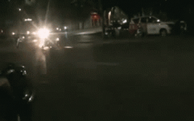 2 thanh niên chạy xe tốc độc cao, cả người và xe máy mài xuống đường toé lửa vài mét