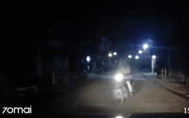 Nháy đèn pha cảnh báo, tài xế bị người đàn ông đạp vỡ kính ô tô dù đã xin lỗi rối rít