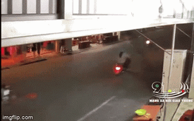 Clip: Xe máy đối đầu kinh hoàng, 2 nam sinh bị hất văng xa vài mét trên đường