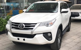 Sắp ra bản mới, Toyota Fortuner 'sảy chân': Bị Hyundai Santa Fe cướp ngôi vương SUV 7 chỗ, biến mất khỏi top 10 bán chạy tại Việt Nam