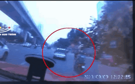 Xe máy bất ngờ "hôn" đuôi taxi khiến 2 tài xế nổ ra tranh cãi, camera hành trình hé lộ tình tiết đặc biệt