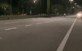 Trổ tài bốc đầu: Nam thanh niên lộn nhiều vòng, xe máy trượt dài lóe sáng cả mặt đường