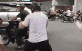 Clip: 2 người đàn ông bỏ xe máy lẫn ô tô, đứng "boxing" giữa ngã tư phố Hà Nội