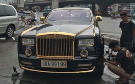 Rolls-Royce Phantom mạ vàng được tháo lốp bên lề đường gây xôn xao mạng xã hội