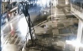 Camera an ninh nhà dân "bóc" vụ đâm xe như phim hành động giữa ngã tư phố Hà Nội