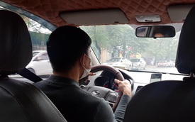 Lo ngại nhiễm virus corona, dân lái taxi chăm chỉ khử trùng xe mỗi ngày